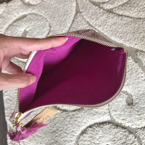 ✨ 4 for $15 sale ✨Pink duchess pouch - Picture 2 of 3